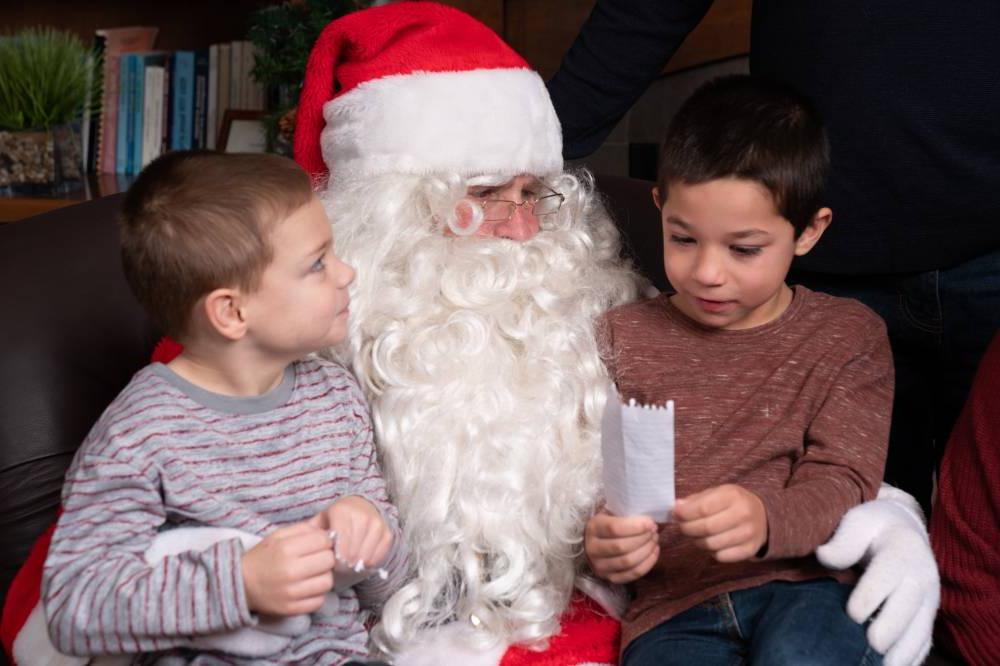 一个小男孩给圣诞老人念他的圣诞清单.